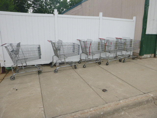 lot 133 image: 5 Grocery Carts