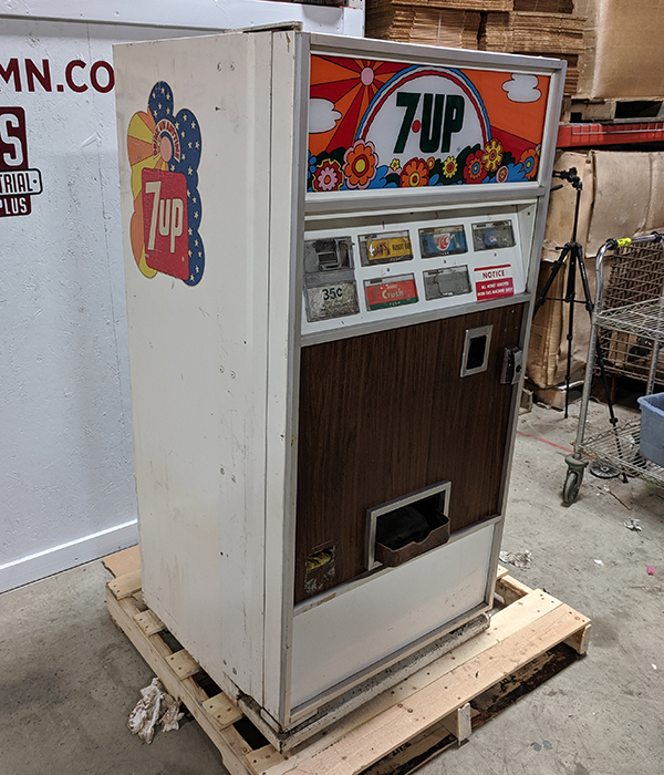 lot 2 image: 7-Up Soda Pop Machine