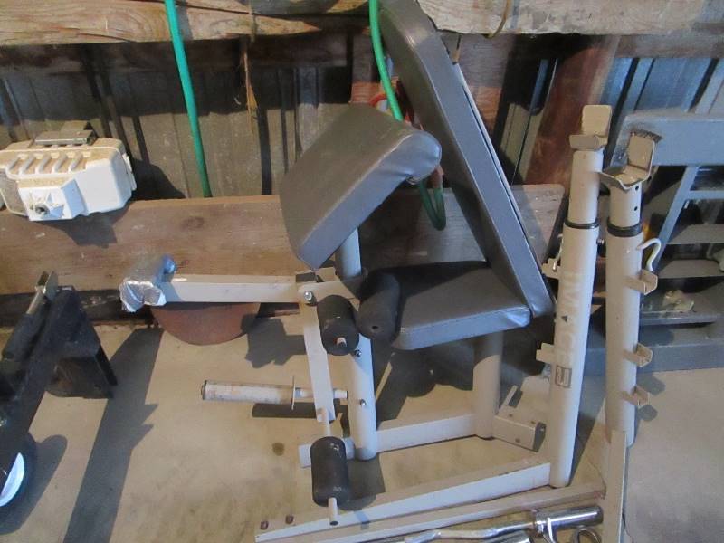 lot 8 image: Weight Lifting Bench & Weight Bars