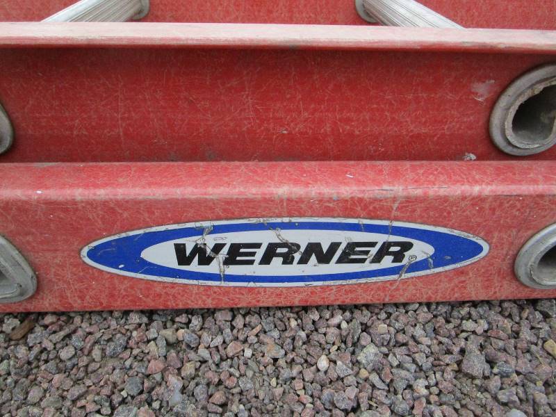 lot 9 image: Werner Fiberglass 20 Extension Ladder