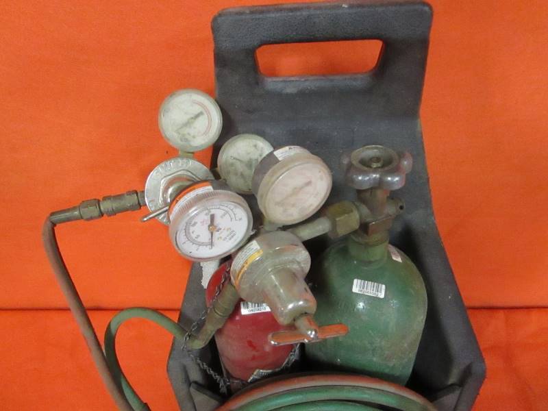 lot 17 image: Compact Torch Set