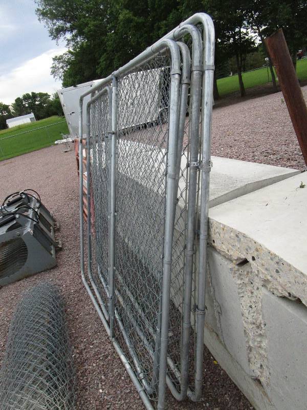 lot 25 image: 6 x 6 x 6 Dog Kennel  Roll of 48 Chain-link Fence