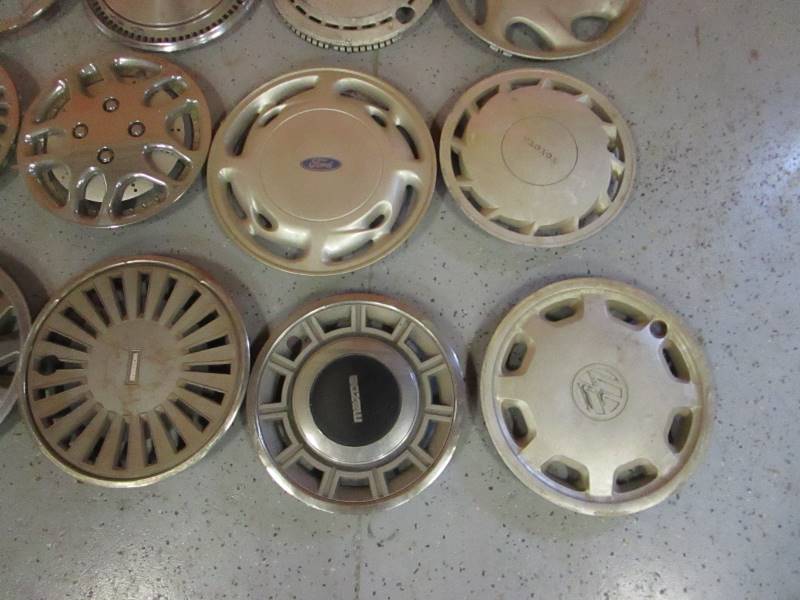 lot 41 image: (32) Hubcaps