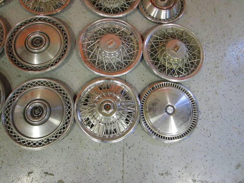 lot 42 image: (32) Hubcaps