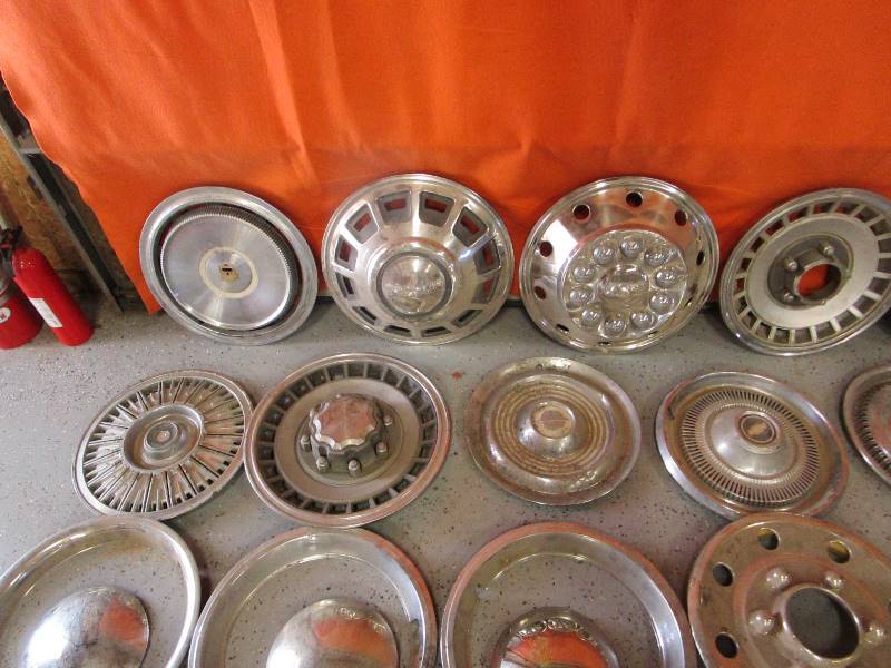 lot 43 image: (71) Hubcaps & Wheel Centers