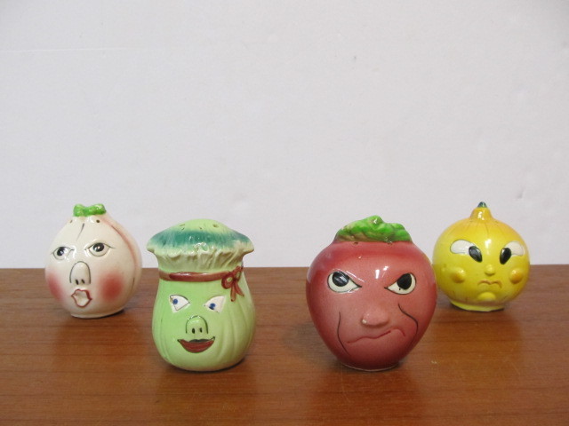 lot 10 image: Set of 4 1950s Lipper & Man Anthropomorphic Salt & Pepper Shakers