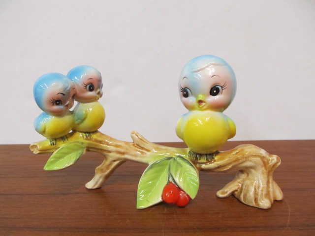 lot 11 image: Vintage 1950s Lefton or Norcrest Anthropomorphic Bluebird wBabies Figurine