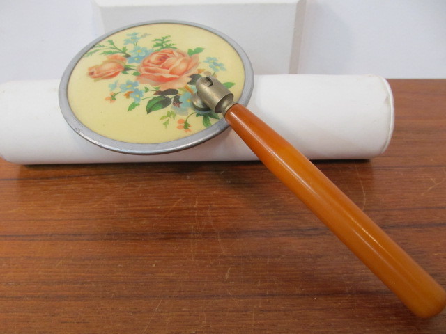 lot 15 image: Vintage 1940s Bakelite Handled Hand Mirror