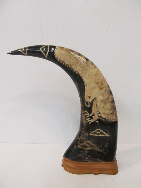 lot 23 image: Vintage Flying Eagle Decorated Buffalo Horn