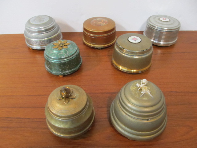 lot 29 image: Lot of 7 Vintage 1940s-50s Powder Puff Music Boxes