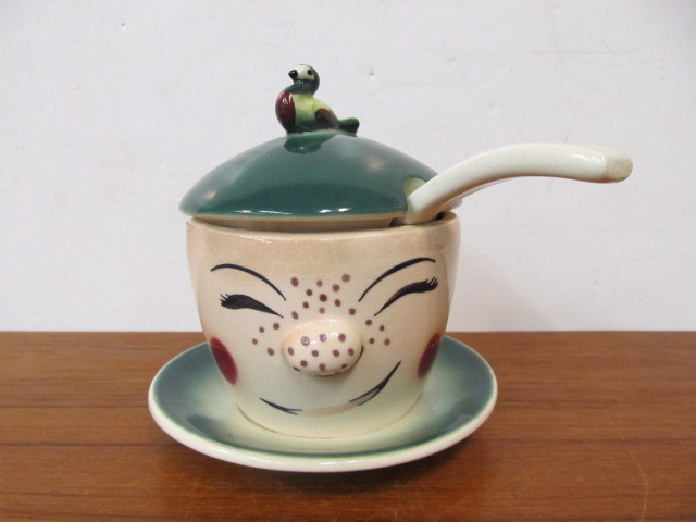 lot 127 image: Vintage 1950s Anthropomorphic Onion Jar wBird Handle