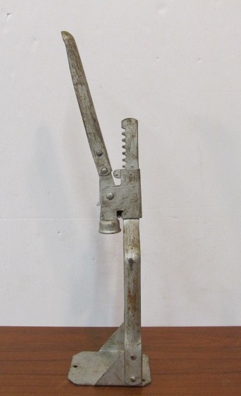 lot 134 image: Vintage 1920s INDESTRO Bottle CorkingCapping Machine