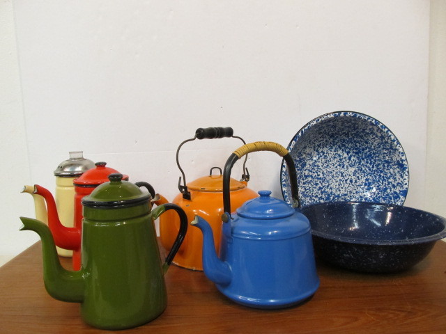 lot 139 image: Very Nice Lot of Colorful Vintage Enamelware Teapots & Mixing Bowls