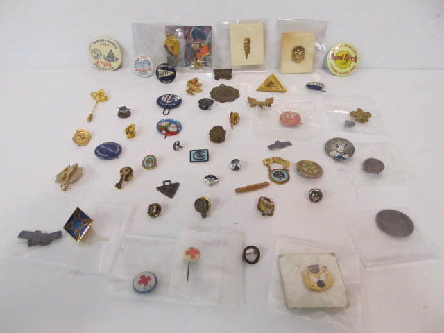 lot 147 image: vintage & Antique Pinbacks Buttons etc.