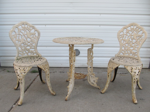lot 149 image: Vintage Cast Metal Painted Patio Table & Chairs wBird Motif