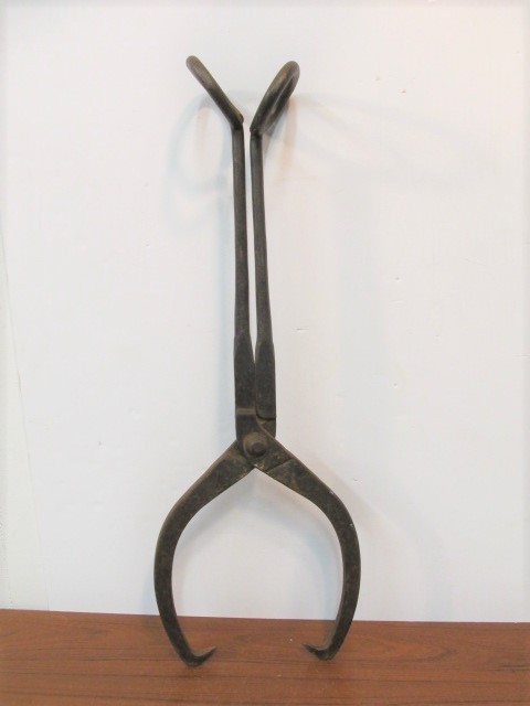lot 154 image: Large Original Antique Cast Iron SOO LINE Railroad Ice Tongs