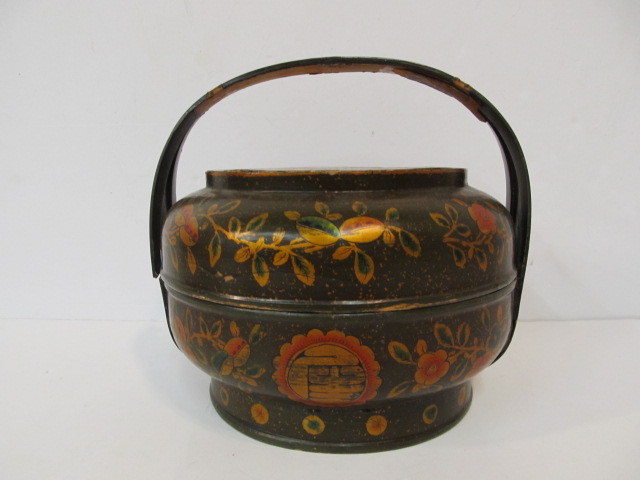 lot 167 image: Antique Oriental Lacquered Wood Box