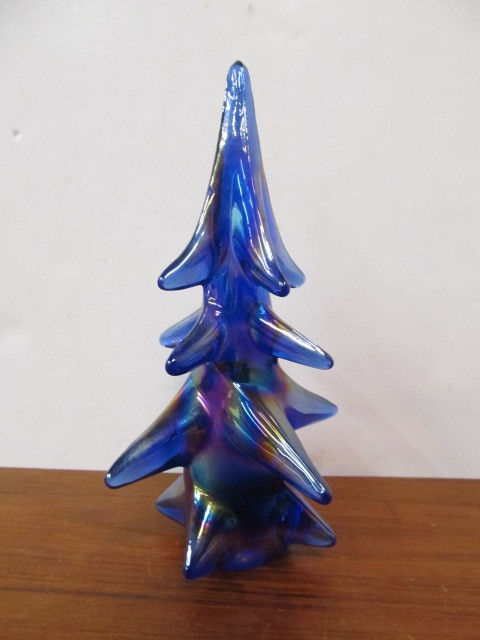 lot 172 image: Beautiful Vintage Blue Iridescent Art Glass Tree Paperweight
