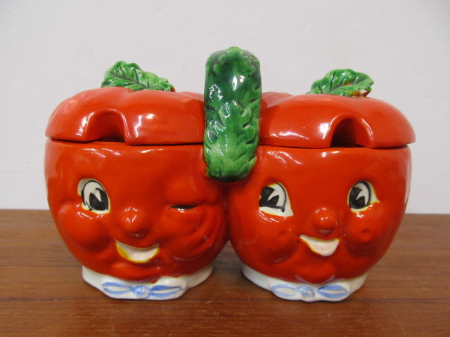 lot 174 image: Vintage 1950s Anthropomorphic Tomato Double Jar Set & Salt Pepper Shakers