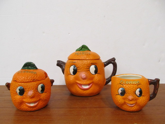 lot 176 image: Vintage Anthropomorphic Florida Orange Ceramic Teapot wCream & Sugar Set