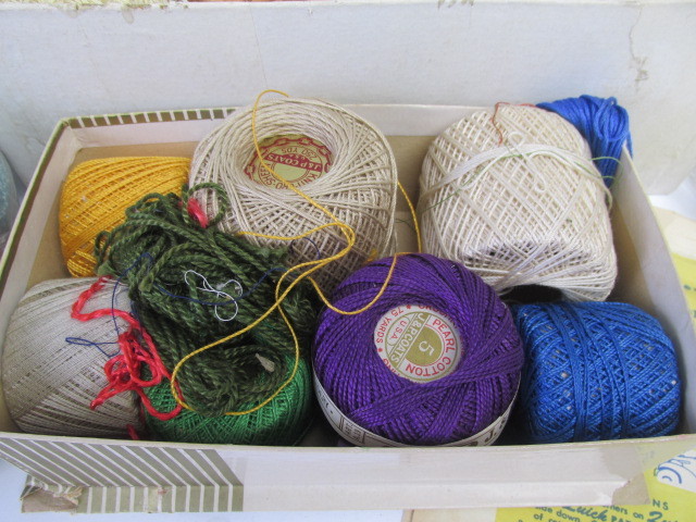 lot 194 image: Large Lot of Vintage Thread Buttons etc.