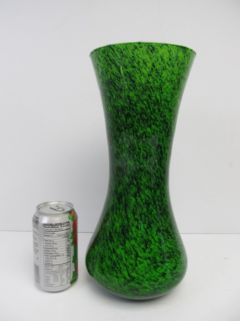 lot 227 image: Vintage 13  Green Art Glass Vase