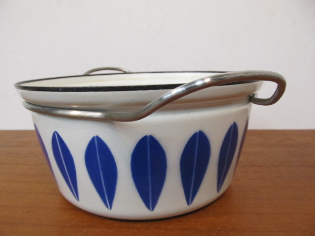 lot 237 image: Vintage Mid Century CATHRINEHOLM Norwegian Enameled Handled Pot