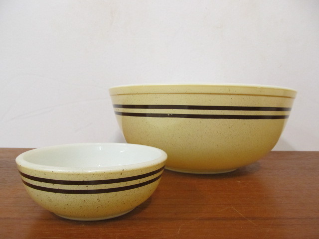 lot 238 image: Vintage Pyrex & Fire King Serving Dishes & Bowls