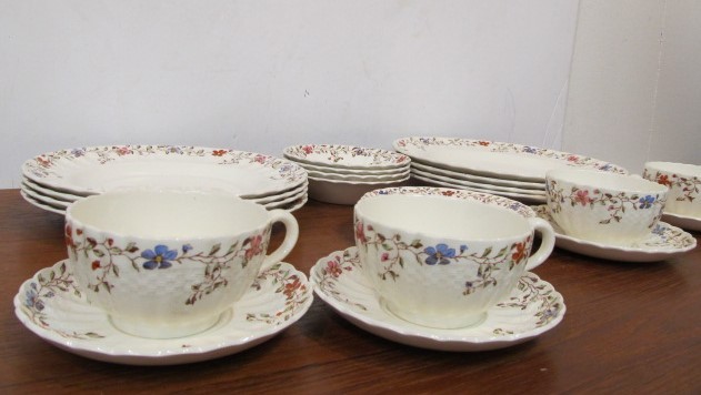 lot 242 image: Copeland Spode Wicker Dale Dinnerware China- Service set of 4