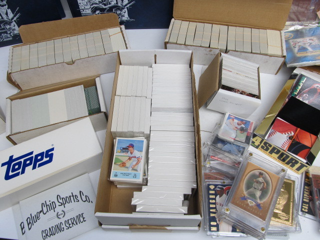lot 246 image: LARGE Lot of Baseball Cards