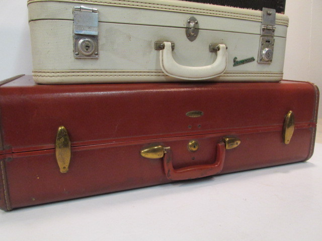 lot 256 image: Group of 3 Vintage Suitcases