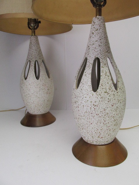 lot 7 image: Matching Pair of Mid Century 1960s Ceramic Table Lamps
