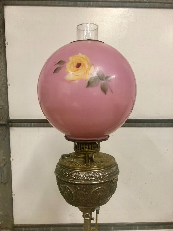 lot 4 image: Beautiful Antique Victorian Hurricane Floor Lamp