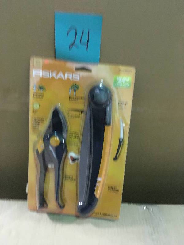 lot 24 image: Fiskars Set for Branches and Sterns not used