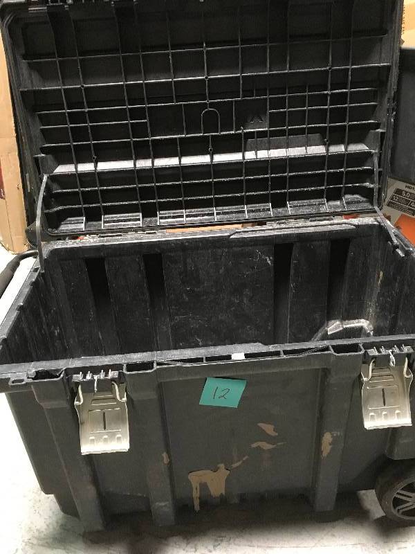 lot 12 image: Husky 30 gal rolling tool box - key broke on lock