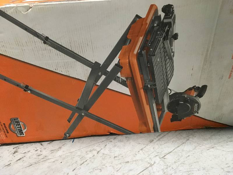 Ridgid 7 in. Tile Saw with Stand in good condition