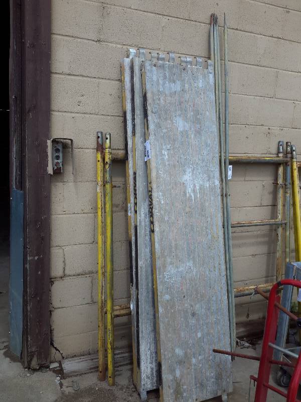 lot 30 image: set of scaffolding.. 2 end pieces and 3 aluminum planks