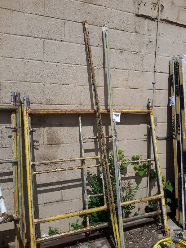 lot 32 image: SET of scaffolding ends with cross braces.  No planks