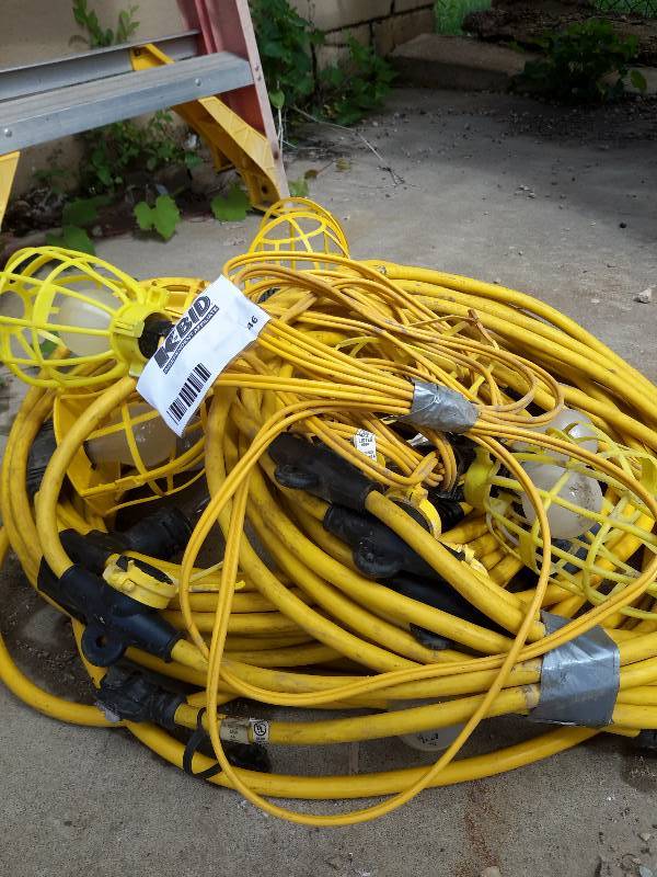 lot 46 image: 3 Heavy Duty Work cords with some lights