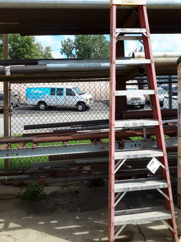 lot 38 image: Werner, 8 ft, fiber glass step ladder