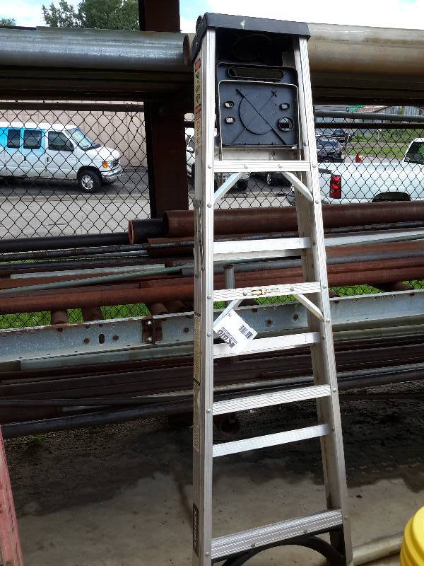 lot 39 image: Aviso, 6 ft aluminum step ladder