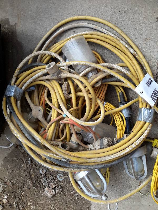 lot 48 image: 3 Heavy Duty Work cords with some lights