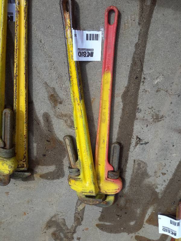 lot 20 image: 2, 36in pipe wrenches