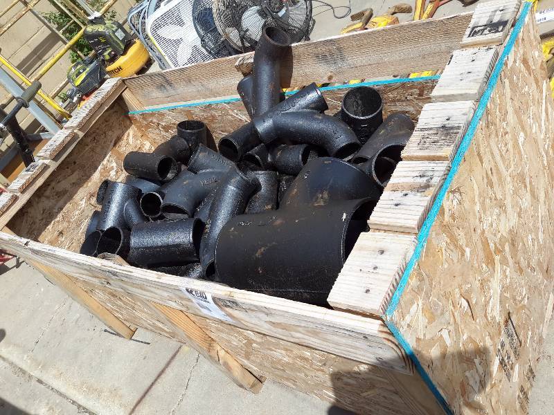 lot 29 image: Box of misc Size Cast iron plumbing fittings.. We can load with a forklift
