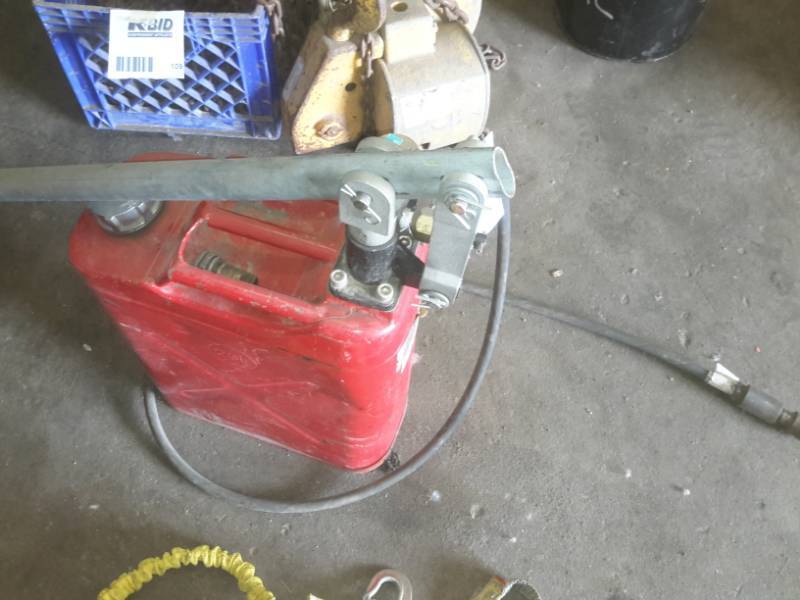 lot 105 image: High Pressure Portable Injection hand pump