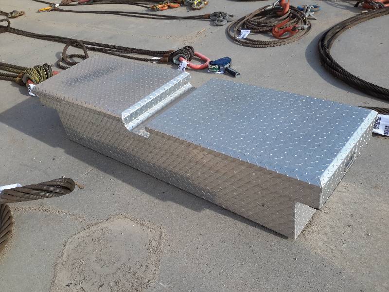 lot 86 image: Aluminum pickup Tool box, with keys