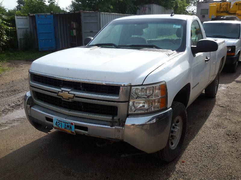 lot 3 image: 2008 Chevy Silverado Pickup with Lift gate