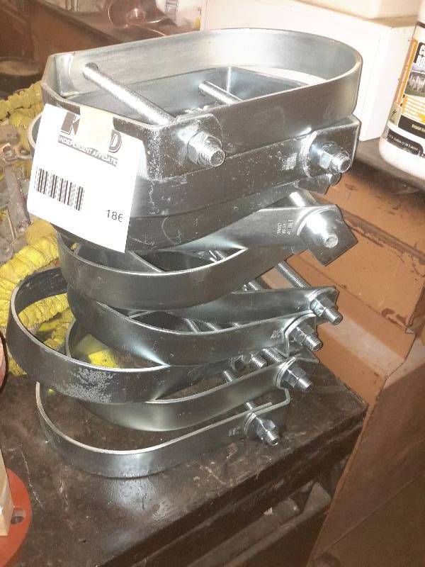 lot 186 image: Lot of LARGE pipe hangers