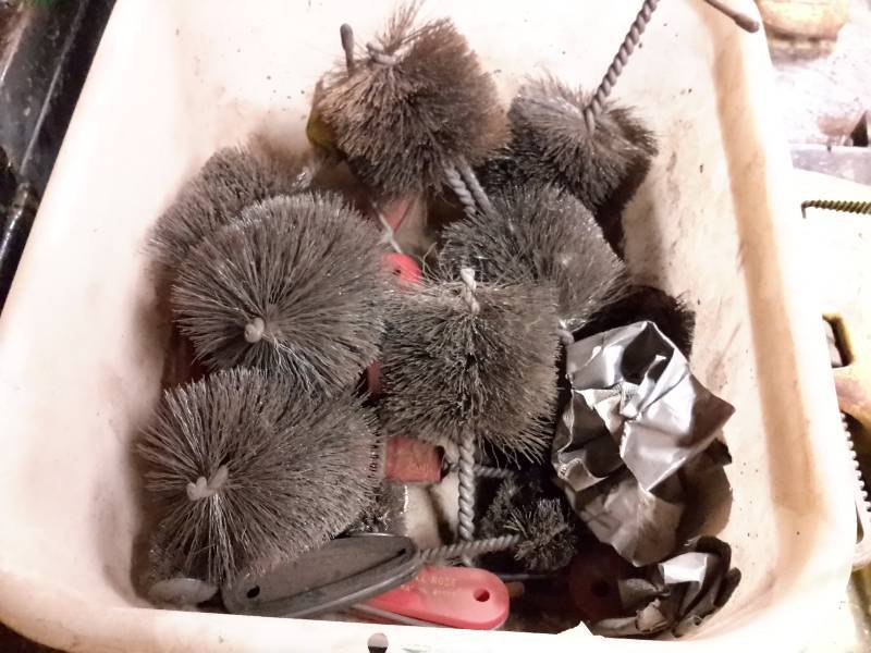 lot 179 image: Box of brushes as pictured