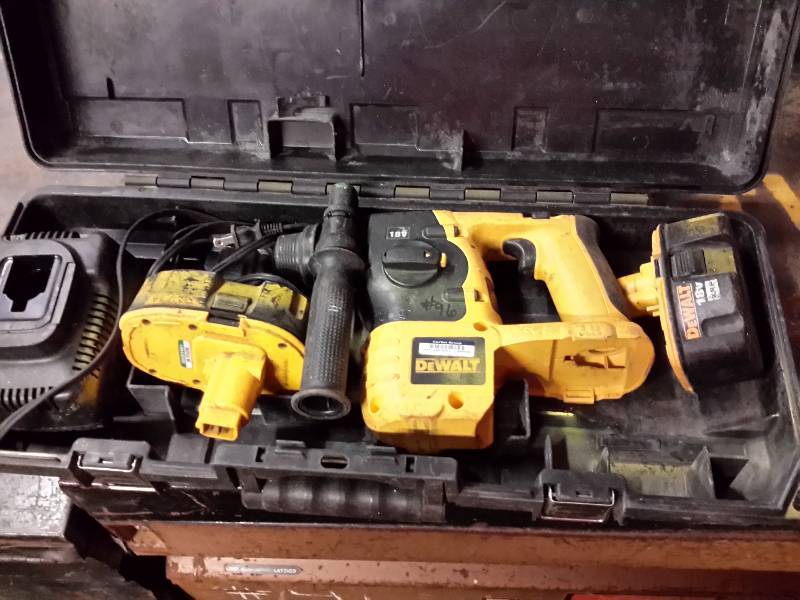 lot 10 image: DC 212 18 V SDS Hammer, Cordless includes charger and battery